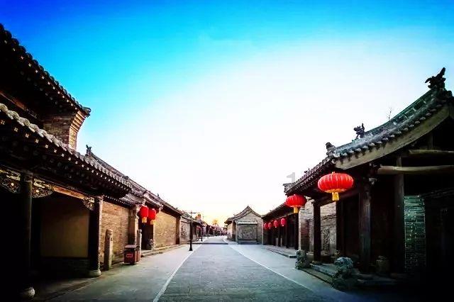 李湘退休后复出捞金，被质疑“缺钱”，王诗龄戴6万多项链跳舞