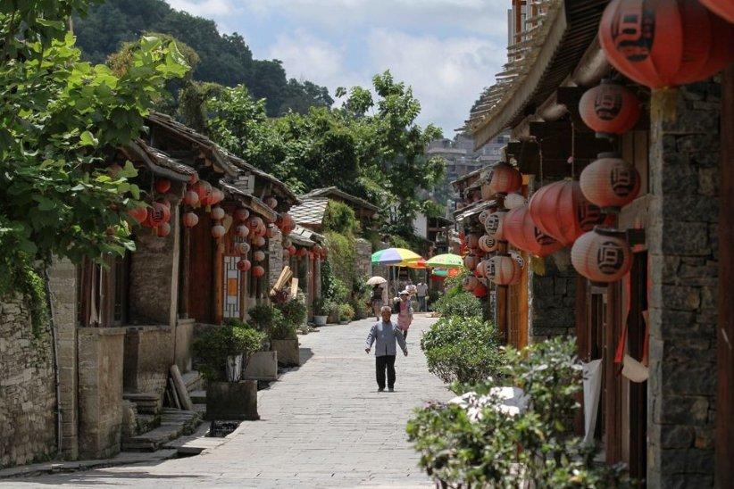 往别人身上泼粪犯法吗？游戏画面